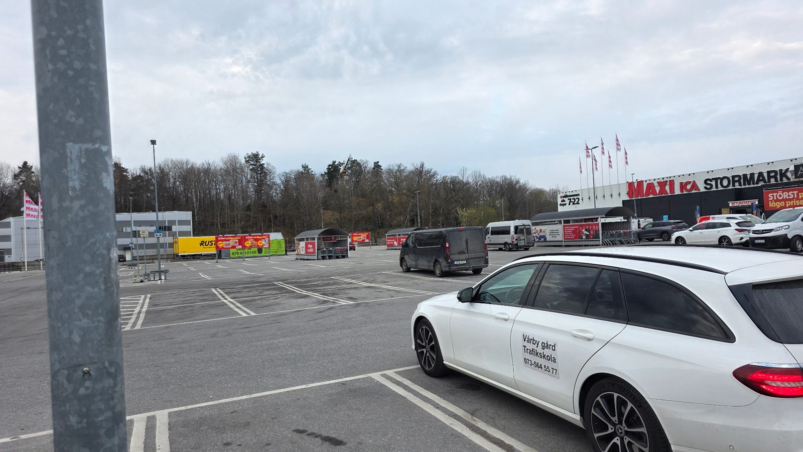 Vårby Gård Trafikskolas bil i Botkyrkaområdet