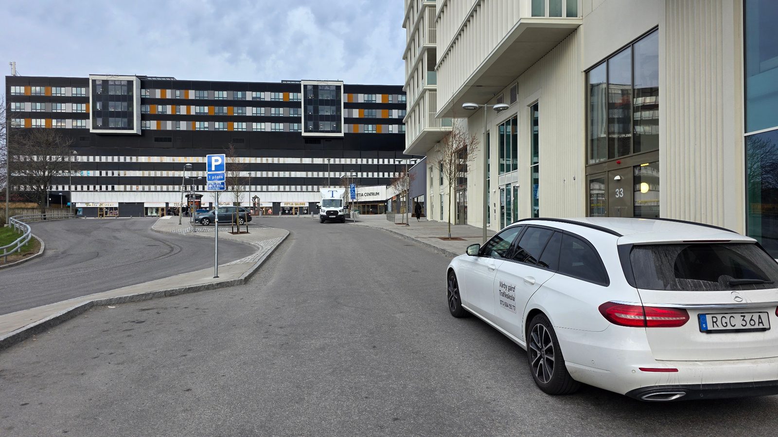 Vårby Gård Trafikskolas bil nära Fittja centrum