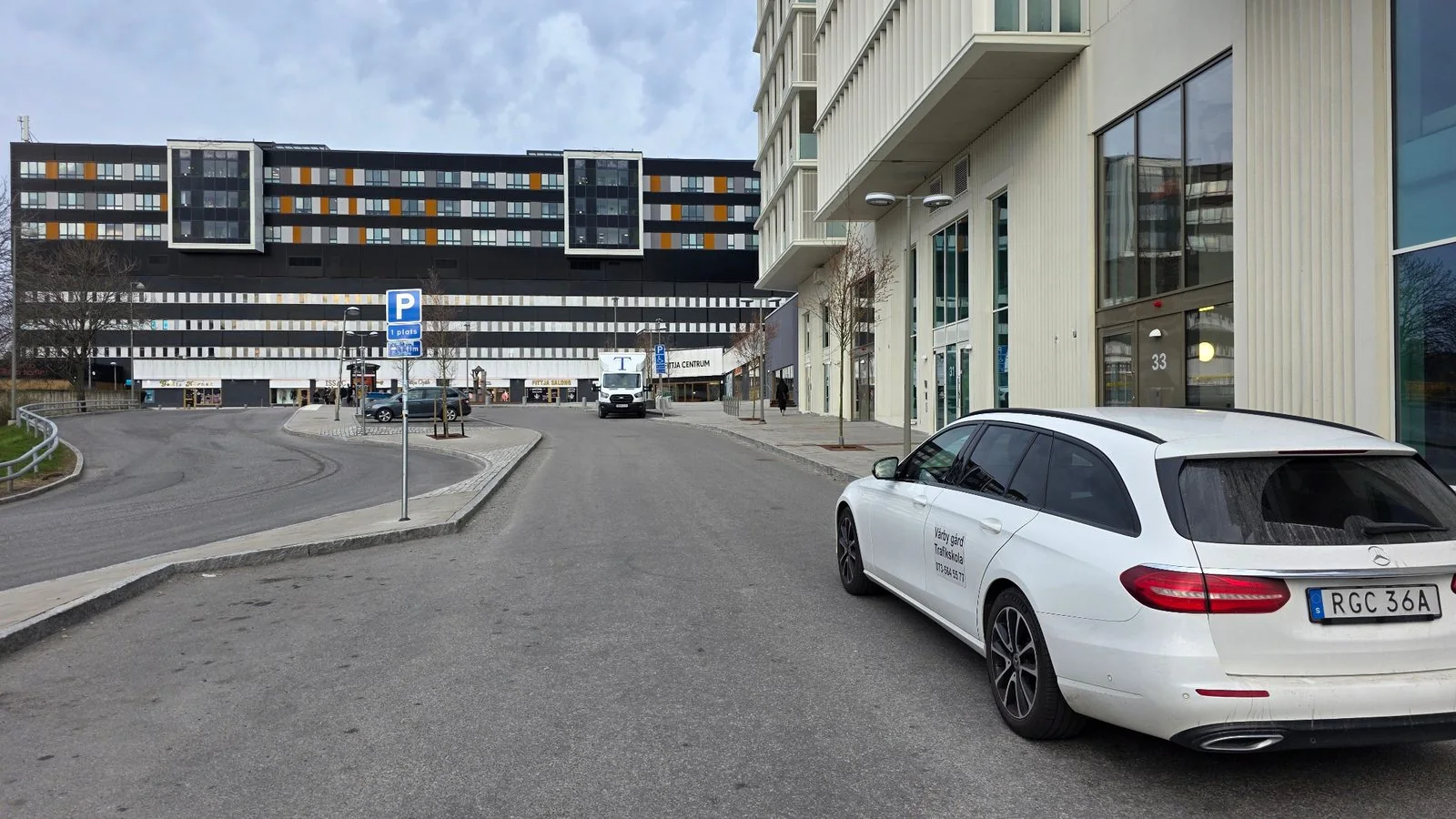 Vårby Gård Trafikskolas skolbil nära Fittja centrum.