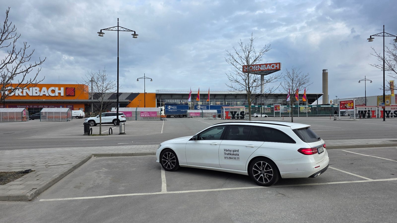 Körlektion nära Fittja med Vårby Gård Trafikskola