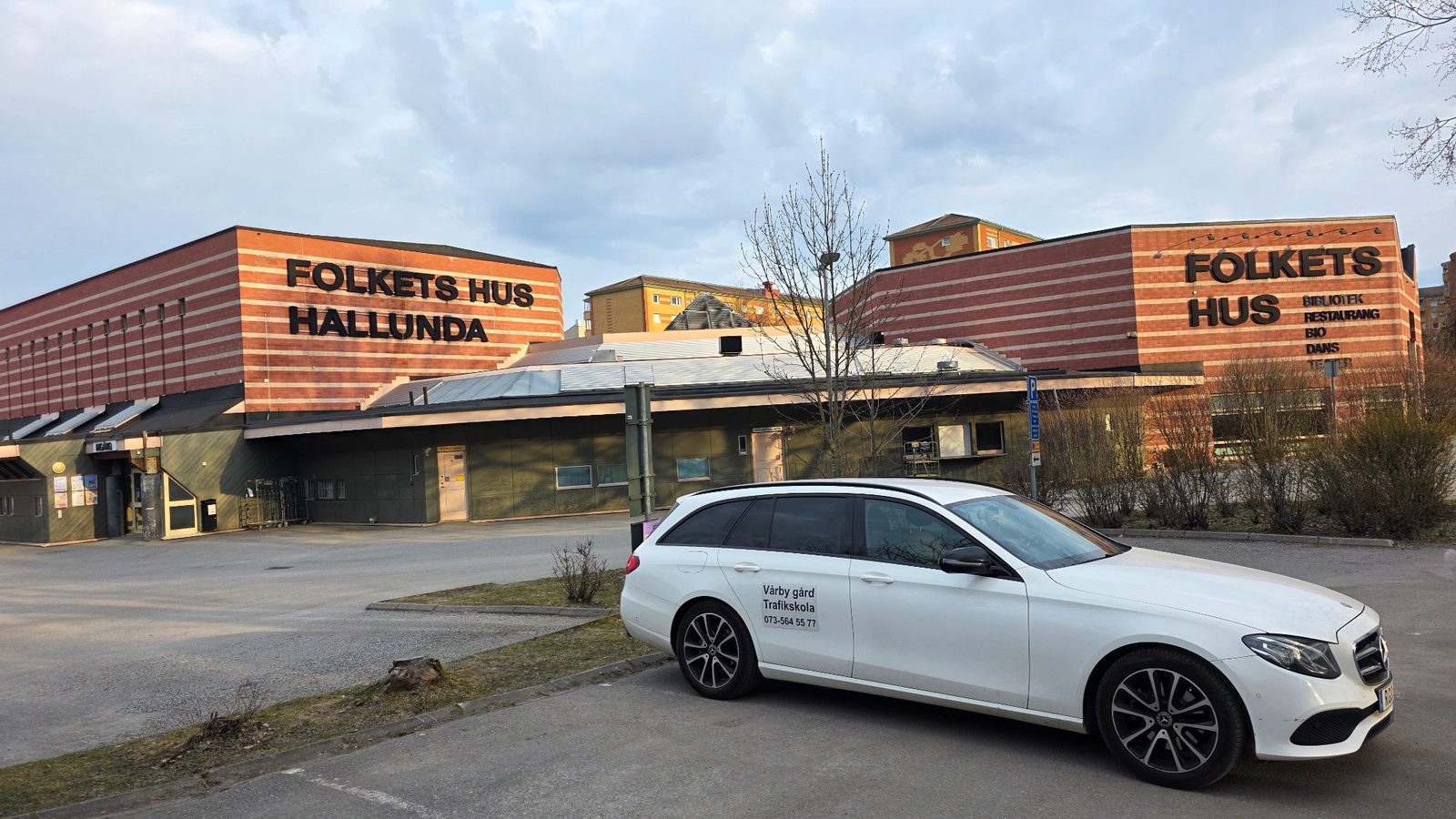 Vårby Gård Trafikskolas bil vid Folkets Hus i Hallunda