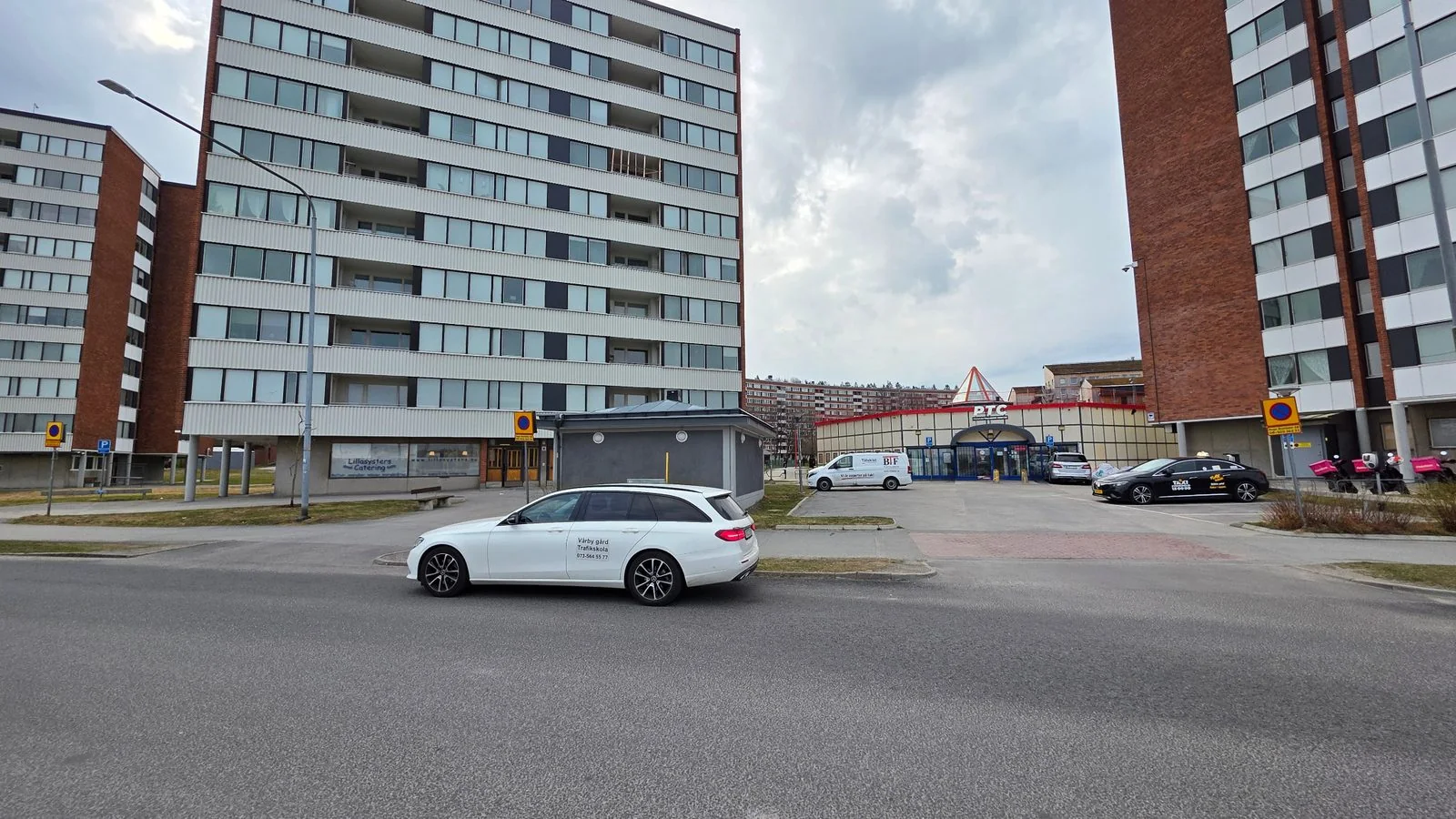 Vårby Gård Trafikskolas skolbil i Masmoområdet.