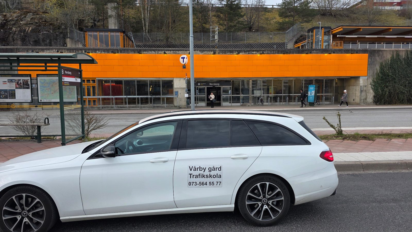 Vårby Gård Trafikskolas bil vid Norsborg station