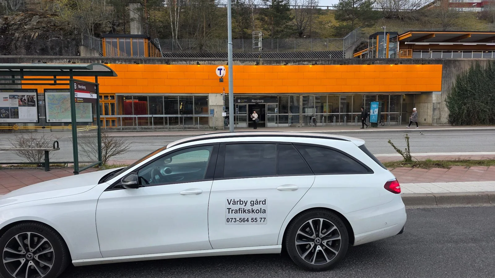 Vårby Gård Trafikskolas skolbil vid Norsborg station.