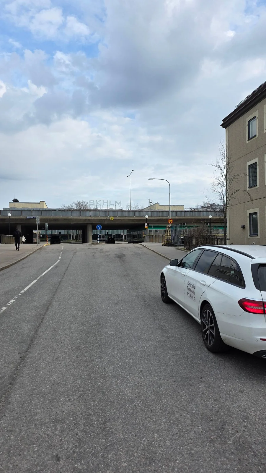 Vårby Gård Trafikskolas skolbil nära Skärholmen centrum.