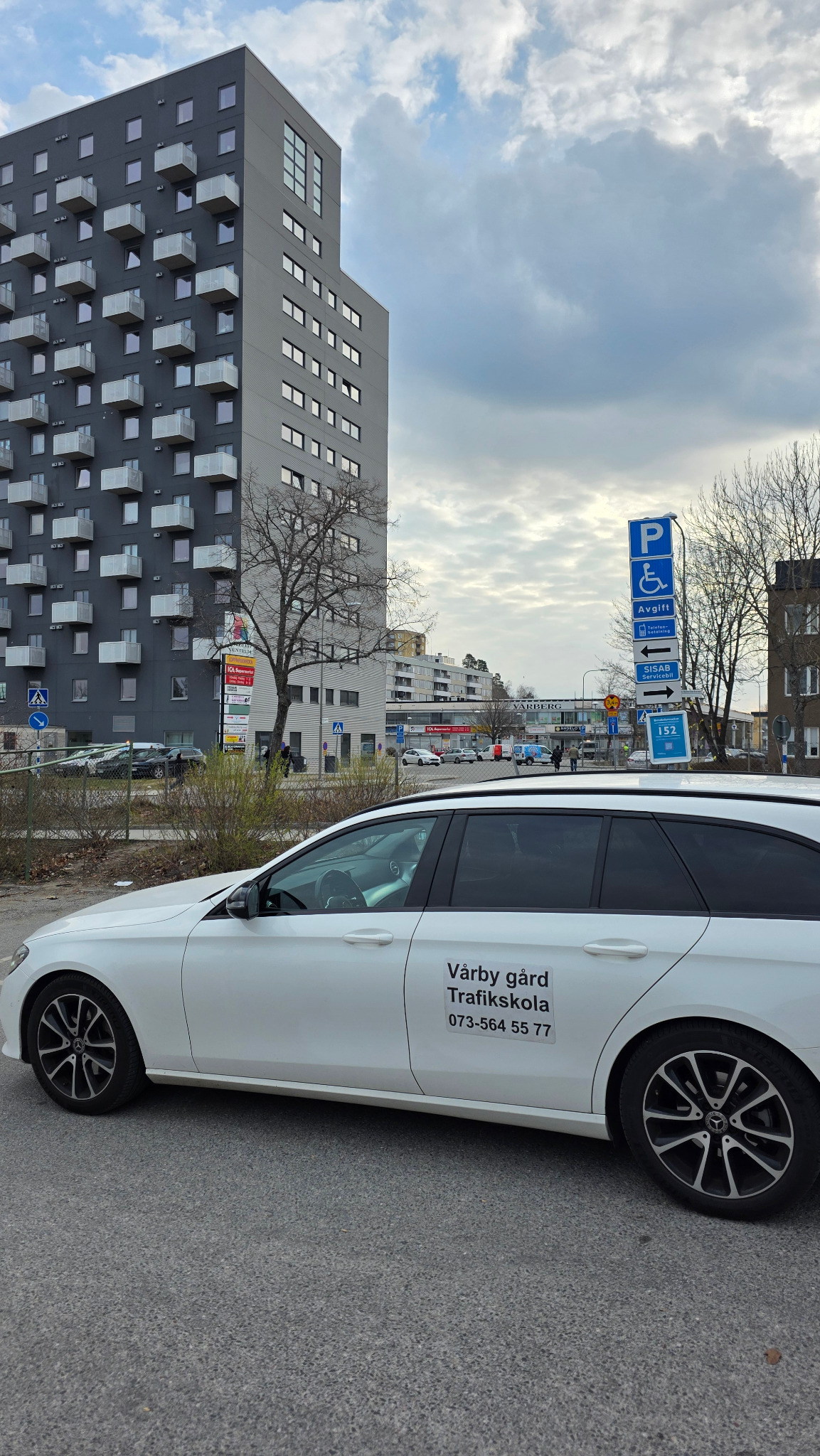 Körlektion nära Vårberg med Vårby Gård Trafikskolas bil
