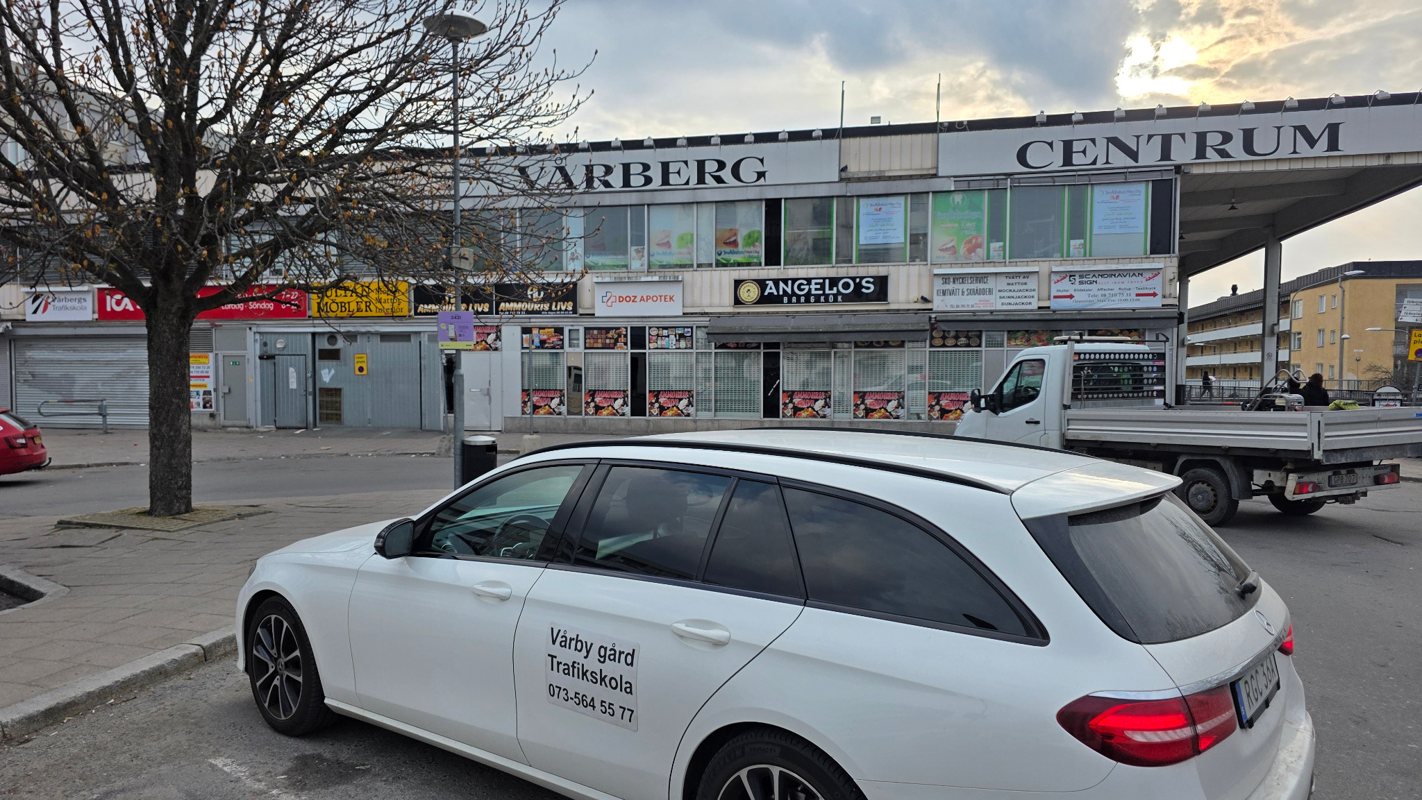 Vårby Gård Trafikskolas bil vid Vårberg Centrum