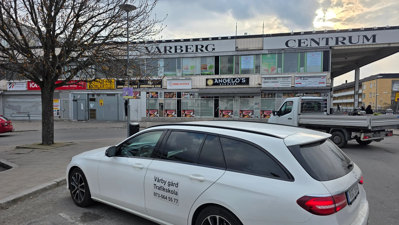 Vårby Gård Trafikskolas skolbil vid Vårberg centrum.