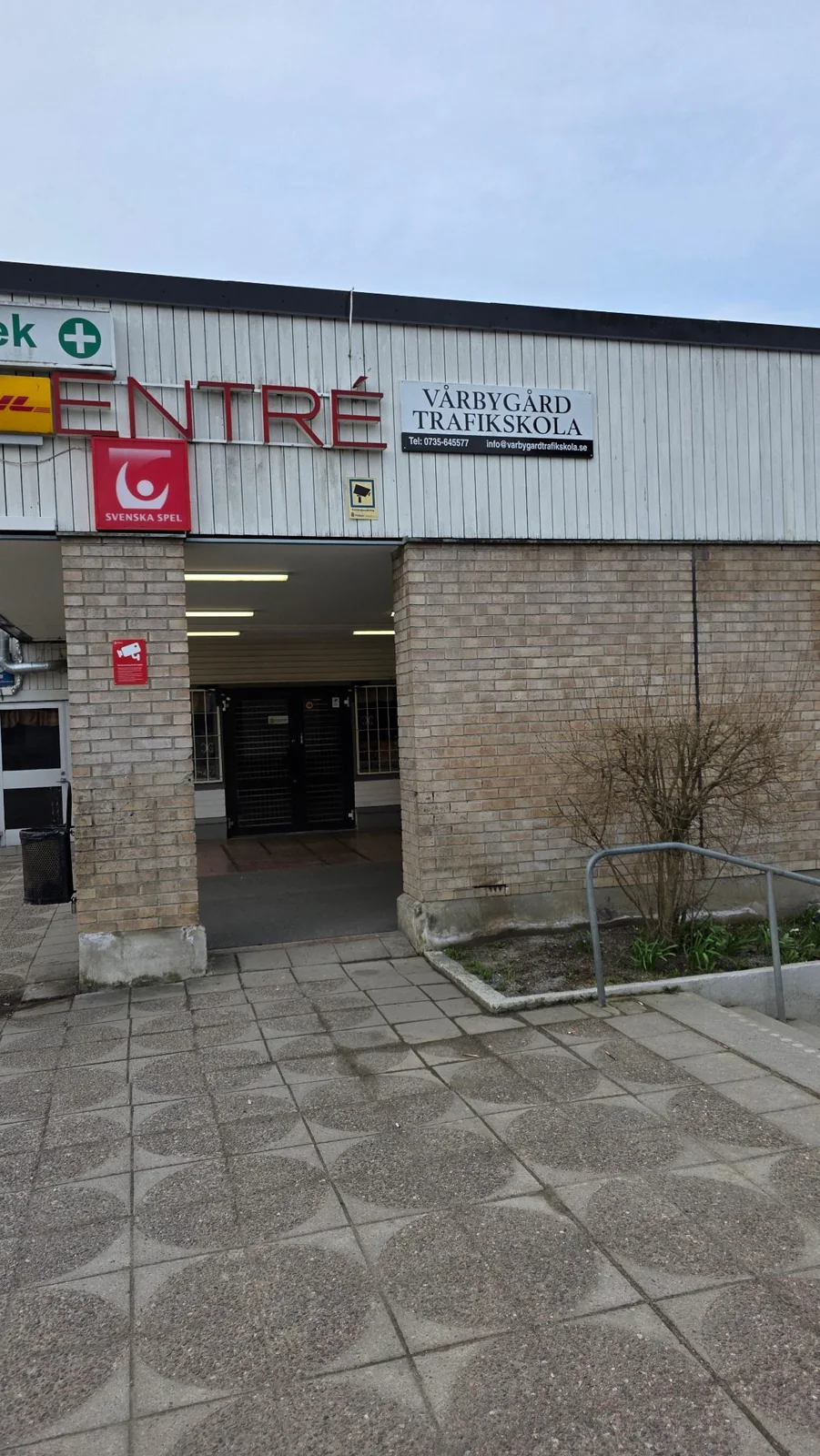 Entrén till Vårby Gård Trafikskola på Vårby allé 18.
